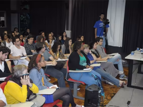 Palestrante e plateia na sala K102. Fotógrafo Antônio Albuquerque. Acervo do Núcleo de Memória.