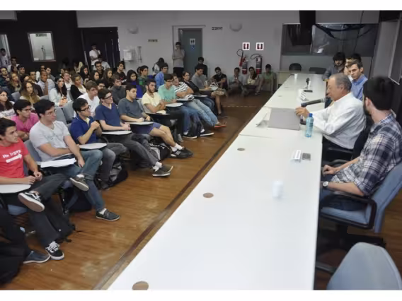 Palestra do Prof. Pedro Malan no Auditório Padre Anchieta. Fotógrafo Antônio Albuquerque. Acervo Núcleo de Memória.
