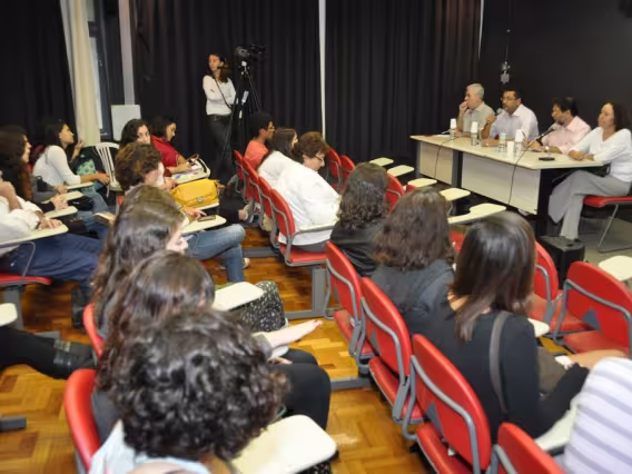 Palestrantes e plateia na sala K102. Fotógrafo Antônio Albuquerque. Acervo do Núcleo de Memória.