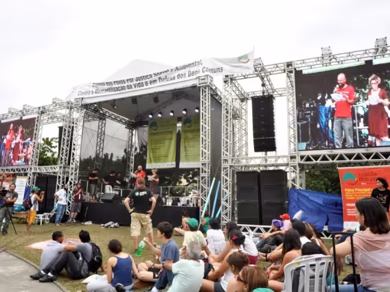 Conjunto de tendas Religiões por Direitos, no Aterro do Flamengo. Fotógrafo desconhecido. Acervo do Projeto Comunicar. 