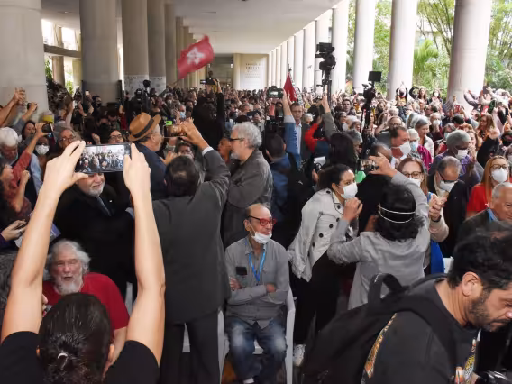 Manifestação nos pilotis do Edifício da Amizade. Fotógrafo Antônio Albuquerque.