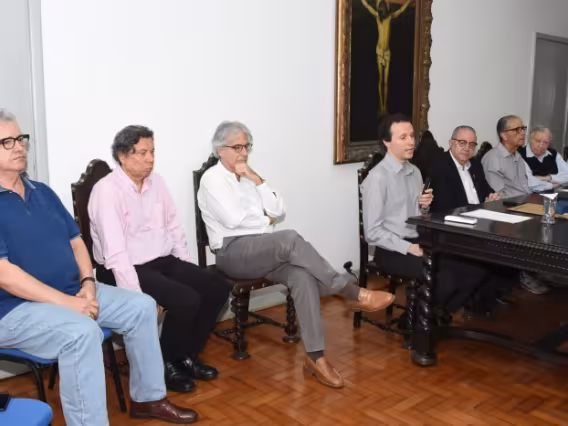 Mesa composta pelos vice-reitores Prof. Sérgio Bruni (VRD), Prof. Luiz Scavarda (VRA) e Prof. José Ricardo Bergmann (VRAC); o Prof. Luiz Felipe Scavarda do Carmo (IND), o Reitor Prof. Pe. Josafá S.J., o Prof. José Eugênio Leal (IND), o Vice-Reitor Pe. Ivern S.J. e o Prof. Augusto Sampaio (VRC). Fotógrafo Antônio Albuquerque.