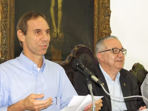 O Prof. Marcus Vinicius e o Reitor Prof. Pe. Josafá S.J. Fotógrafo Antônio Albuquerque. Acervo do Núcleo de Memória.