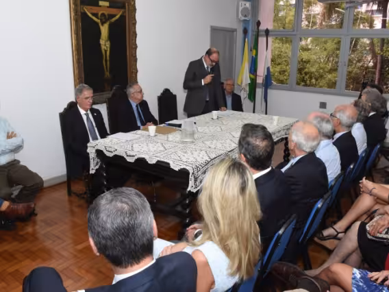 Na sala do Conselho Universitário, presentes o Vice-Reitor Administrativo Prof. Luiz Carlos Scavarda, o Prof. Walmir Coutinho, o Reitor Pe. Josafá S.J., o Decano do CTCH Hilton Koch e o Vice-Reitor Comunitário Prof. Augusto Sampaio. Fotógrafo Antônio Albuquerque.