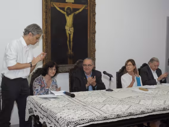 Na abertura da cerimônia, o Prof. Paulo Cesar Duque Estrada (FIL), a Profa. Deborah Danowski, o Reitor Prof. Pe. Josafá S.J., a Profa. Vera Cristina Gonçalves de Andrade Bueno e o Vice-Reitor Pe. Ivern S.J. Fotógrafo Antônio Albuquerque. Acervo do Núcleo de Memória.