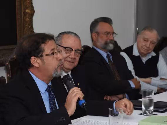 O novo Decano do CTCH, Prof. Júlio Diniz, o Reitor Pe. Josafá S.J., o ex-Decano Prof. Paulo Fernando e o Vice-Reitor Pe. Ivern S.J. Fotógrafo Antônio Albuquerque. Acervo Núcleo de Memória.