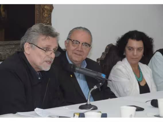 O Prof. Ricardo Ismael, o Reitor Prof. Pe. Josafá S.J. e a Profa. Maria Sarah da Silva Telles. Fotógrafo Antônio Albuquerque. Acervo Núcleo de Memória.