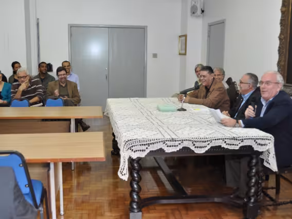 Durante a cerimônia o Prof. Raul Rosas (CIV), antigo Diretor, faz um balanço da sua gestão.  Fotógrafo Antônio Albuquerque. Acervo do Núcleo de Memória.