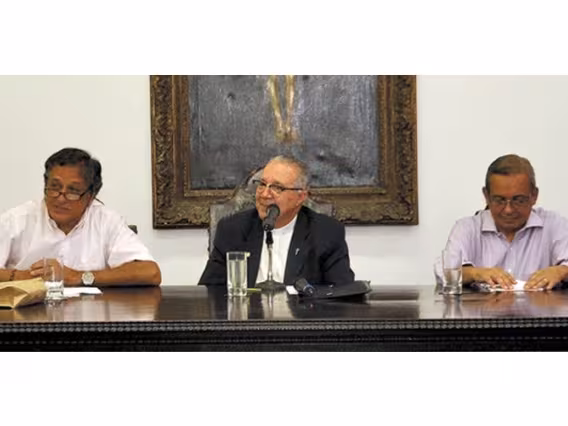 O Prof. Eduardo Brocchi, o Reitor Pe. Josafá e o Prof. Roberto Avillez, que deixava o cargo de Diretor. Fotógrafa Gabriela Garrido. Acervo Projeto Comunicar.