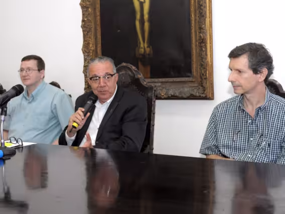 O Prof. Welles Morgado, o Reitor Prof. Pe. Josafá S.J. e o Prof. Antônio Carlos Bruno. Fotógrafo Antônio Albuquerque. Acervo do Núcleo de Memória.