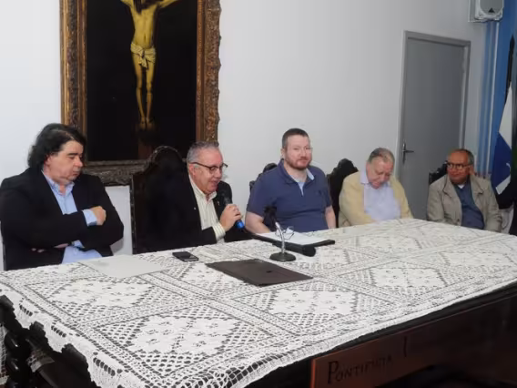 O Prof. Fernando Lázaro, o Reitor Pe. Josafá S.J., o Prof. Welles Morgado, o Vice-Reitor Pe. Ivern S.J., o Vice-Reitor Comunitário Prof. Augusto Sampaio e o Decano do CTC Prof. Luiz Silva Mello. Fotógrafo Antônio Albuquerque. Acervo Núcleo de Memória.