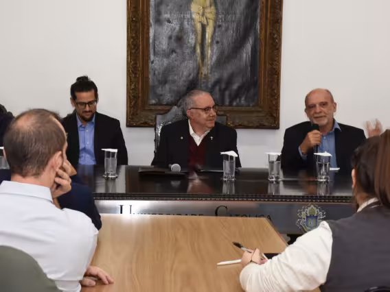 O prof. Alexandro Solórzano, o Reitor Pe. Josafá S.J. e o prof. Rogério Ribeiro de Oliveira. Fotógrafo Antônio Albuquerque.