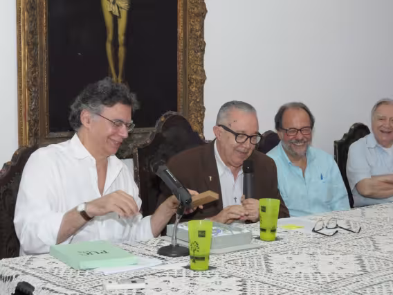 O Prof. Marcelo Jasmin, o Reitor Prof. Pe. Josafá S.J., o Prof. Marco Antônio Pamplona e o Vice-Reitor Pe. Francisco Ivern S.J. Fotógrafo Antônio Albuquerque. Acervo do Núcleo de Memória.