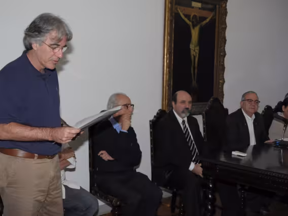 Na sala do Conselho Universitário os professores José Ricardo Bergmann, Pe. Pedro Guimarães Ferreira S.J., Jesus Landeira Fernandez, o Reitor Prof. Pe. Josafá Carlos de Siqueira S.J. e a Profa. Maria Elizabeth Ribeiro dos Santos. Fotógrafo Antônio Albuquerque. Acervo do Núcleo de Memória.