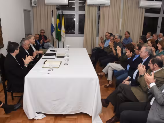 O Pe. Álvaro S.J., o Reitor Pe. Josafá S.J. e o ex-Vice-Reitor Pe. Ivern S.J. Fotógrafo Antônio Albuquerque.