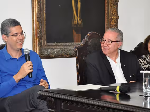 O prof. Delberis Araújo Lima, o Reitor Pe. Josafá Carlos de Siqueira S.J. e a Profa. Marley Vellasco. Fotógrafa Thaiane Vieira, Acervo Comunicar.