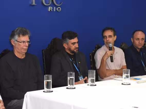 O prof. Marcelo Jasmin, o Reitor pe. Anderson S.J., o prof. Henrique Estrada e o Vice-Reitor pe. André Araújo S.J. Fotógrafo Antônio Albuquerque.