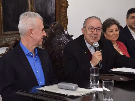 O Prof. Leonel Azevedo de Aguiar, o Reitor Pe. Josafá S.J., a Profa. Angeluccia Habert e o Vice-Reitor Pe. Álvaro Pimentel S.J.  Fotógrafo Antônio Albuquerque.