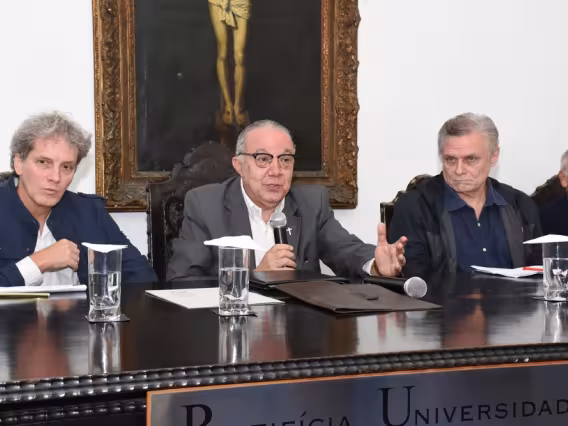 O prof. Marcelo Burgos, o Reitor Pe. Josafá S.J., o prof. Ricardo Ismael e o prof. Augusto Sampaio. Fotógrafo Antônio Albuquerque.