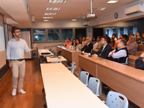 A aula do prof. Abramovay contou com a presença do Vice-Reitor Pe. Álvaro Pimentel S.J., do Vice-Reitor Acadêmico prof. José Ricardo Bergmann e do decano do CCS, prof. Luiz Roberto Cunha. Fotógrafo Antônio Albuquerque.
