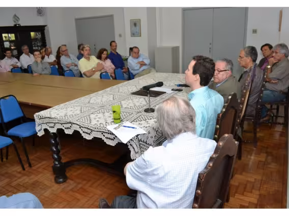 Na mesa, o Vice-Reitor Pe. Francisco Ivern S.J., o ex-diretor Prof. Luiz Felipe Roris Rodriguez Scavarda do Carmo, o Reitor Prof. Pe. Josafá S.J., o Prof. José Eugênio Leal, o Vice-Reitor Acadêmico, Prof. José Ricardo Bergmann, e o Vice-Reitor Administrativo, Prof. Luiz Carlos Scavarda do Carmo. Fotógrafo Antônio Albuquerque. Acervo Núcleo de Memória.