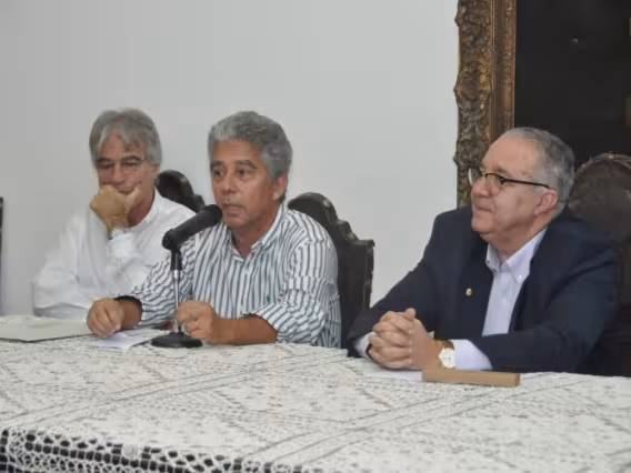 O Vice-Reitor Acadêmico, Prof. Bergmann, o Prof. Godoy e o Reitor Prof. Pe. Josafá S.J.  Fotógrafo Antônio Albuquerque. Acervo Núcleo de Memória.