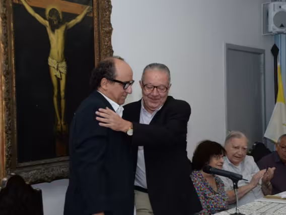 O Reitor Pe. Josafá S.J. cumprimenta o Prof. Luiz Camillo Osório. Fotógrafo Antônio Albuquerque. Acervo Núcleo de Memória.