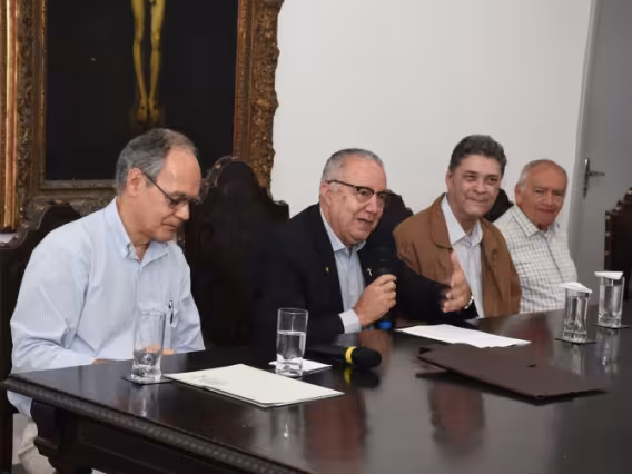 O Prof. Ney Dumont, o Reitor Pe. Josafá S.J., o Prof. Tácio Mauro e o Prof. Augusto Sampaio. Fotógrafo Antônio Albuquerque.