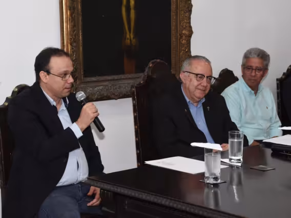 O Prof. Ricardo Queiroz Aucélio, o Reitor Pe. Josafá S.J. e o Prof. José Marcus de Oliveira Godoy, na sala do Conselho Universitário. Fotógrafo Antônio Albuquerque.