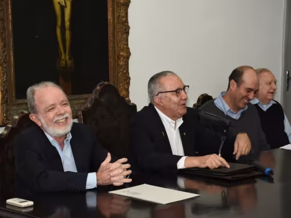 O Prof. Rogério Werneck, o Reitor Pe. Josafá S.J., o ex-diretor do Departamento Prof. Leonardo Rezende e o Vice-Reitor Pe. Ivern S.J. Fotógrafo Antônio Albuquerque. Acervo Núcleo de Memória.