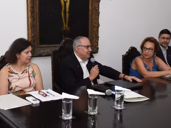 A profa. Inez Stampa, o Reitor pe. Josafá S.J., a profa. Andréia Salvador e o Vice-reitor pe. Álvaro Pimentel S.J. Fotógrafo Antônio Albuquerque.