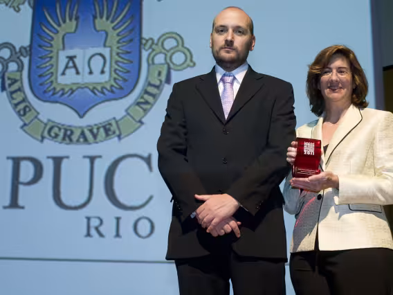 A Profa. Daniela Vargas recebe um dos prêmios oferecidos à PUC-Rio pelo Guia do Estudante Abril. Fotógrafo Anderson Oliveira.