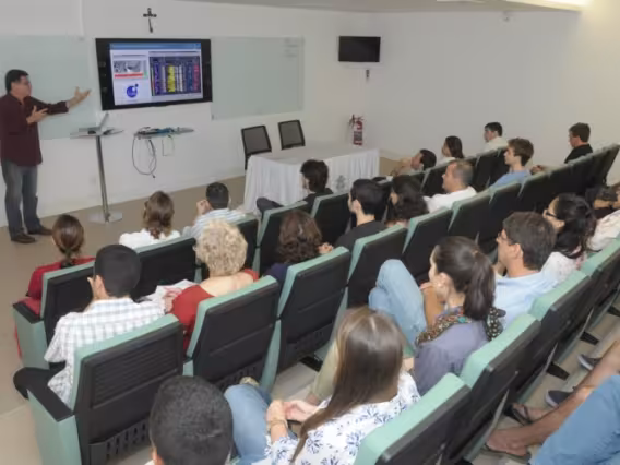 Palestra de abertura com o diretor do Instituto, Prof. Marcelo Gattass, no auditório Luiz de Castro Martins, 6º andar do Edifício Padre Laércio Dias de Moura. Fotógrafo Antônio Albuquerque. Acervo Núcleo de Memória.