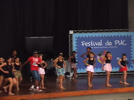Apresentação de dança com um grupo da Rocinha no Ginásio Poliesportivo. Fotógrafo Jorge Paulo. Acervo do Projeto Comunicar.