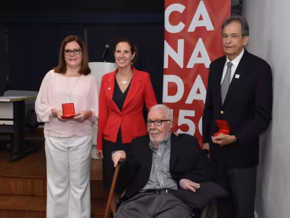 Cristina Ruth Guimarães Furtado, da UERJ, Evelyne Coulombe, Cônsul-Geral do Canadá no Rio de Janeiro, o Prof. Lucena e Sandoval Carneiro Júnior, da COPPE-UFRJ. Fotógrafo Antônio Albuquerque.