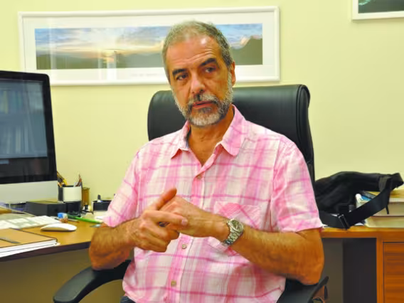 O Prof. Jean Pierre von der Weid. Fotógrafa Flavia Espíndola. Acervo do Projeto Comunicar.