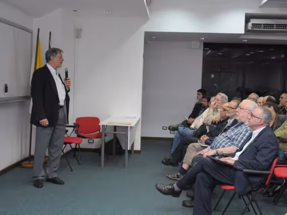 Aula Magistral do Prof. Arndt von Staa. No evento a presença do Reitor Prof. Pe. Josafá Carlos de Siqueira S.J., do Prof. Carlos Lucena, do Prof. Pe. Paul Schweitzer S.J. e do Prof. Silva Mello. Fotógrafo Antônio Albuquerque. Acervo do Núcleo de Memória.
