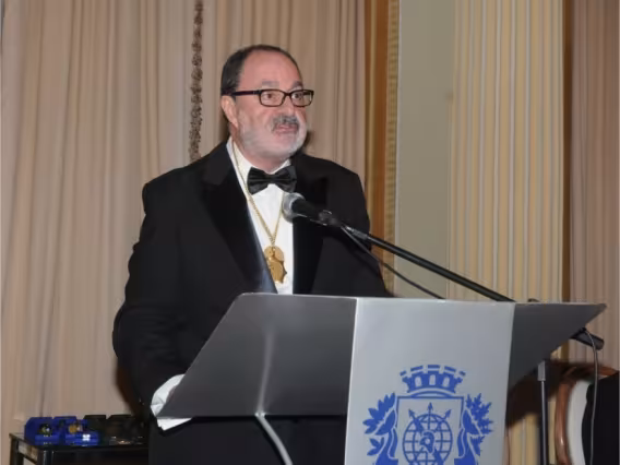 O Prof. Hilton Koch em seu discurso de posse. Fonte: divulgação/AMRJ .