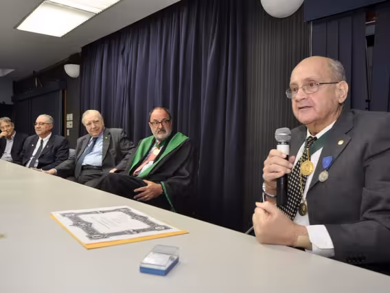 Na mesa do Auditório Padre Anchieta o Vice-Reitor Comunitário Prof. Augusto Sampaio, o Vice-Reitor Acadêmico Prof. José Bergmann, o Reitor Prof. Pe. Josafá S.J., o Decano do CCBM Prof. Hilton Koch e o Prof. Luiz Cesar Póvoa. Fotógrafo Weiler Filho. Acervo do Projeto Comunicar.