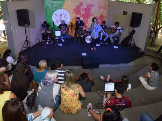 Apresentação de Dorina, no anfiteatro Junito Brandão. Fotógrafo Antônio Albuquerque. Acervo Núcleo de Memória.