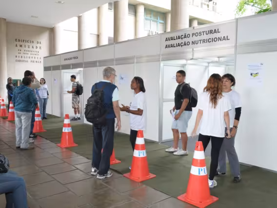 Estandes de atendimento nos pilotis do Edifício da Amizade. Fotógrafo Antônio Albuquerque. Acervo do Núcleo de Memória.