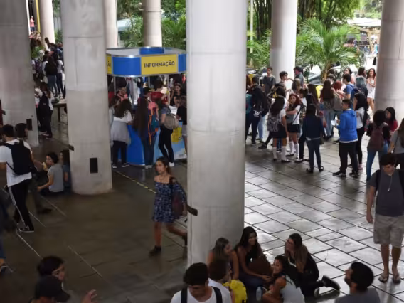 Movimentação nos pilotis do Edifício da Amizade. Fotógrafo Antônio Albuquerque.