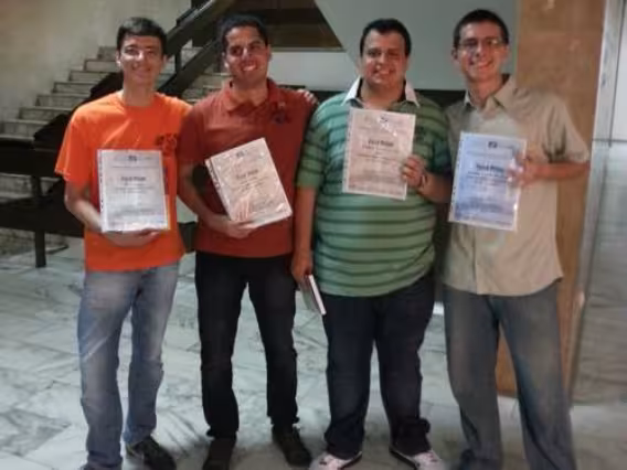 Renan Henrique Finder, Matheus Secco e Hugo Fonseca são alunos de Matemática do Centro Técnico Científico da PUC-Rio, e Davi Lopes Alves Medeiros estuda na Universidade Federal do Ceará (UFC). Fonte: Divulgação / Jornal O Globo. 