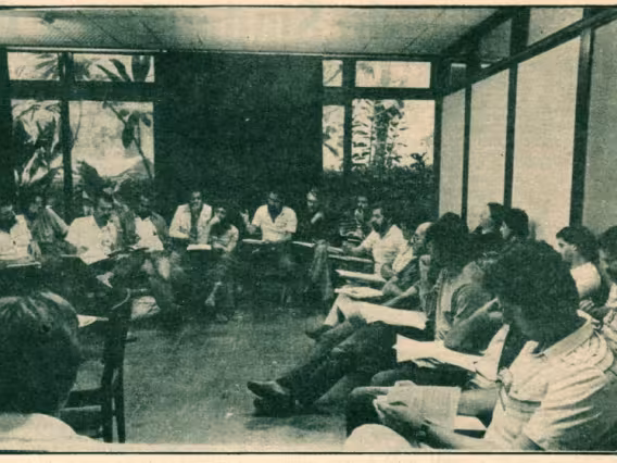Uma das reuniões, em sala do IAG. Jornal da ADPUC, junho de 1983, p.4.