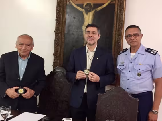 O Vice-Reitor Comunitário prof. Augusto Sampaio e o Vice-Reitor Pe. Álvaro Pimentel S.J. recebem do representante do Projeto Rondon a medalha do cinquentenário do Projeto. Foto: Facebook do Projeto Rondon.