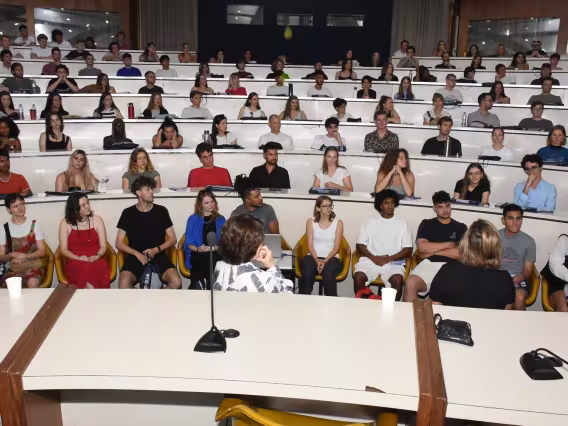Alunos reunidos no auditório do RDC. Fotógrafo Antônio Albuquerque. 