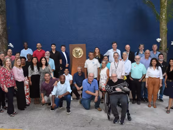 Entre os presentes, funcionários e ex-funcionários da FPLF, o Vice-Reitor Geral, pe. André Luís de Araújo S.J., o presidente da FPLF, pe. Roberto Barros Dias S.J., o prof. Carlos Lucena, o prof. Marcelo Gattass. Fotógrafo Antônio Albuquerque.