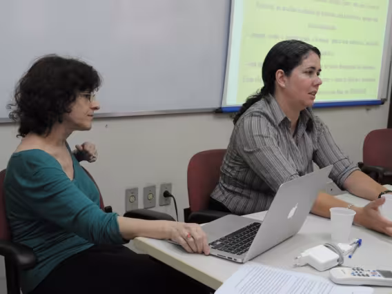Na foto, as profas. Déborah Danowski e Lilian Simone Godoy Fonseca. Fotógrafo Antônio Albuquerque. Acervo do Núcleo de Memória.