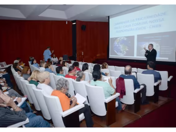 Palestra do Padre Josafá S.J.. Fotógrafo Jorge Paulo. Acervo Projeto Comunicar.