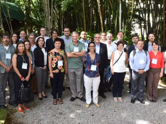 Participantes do evento com o Reitor Pe. Josafá S.J., próximo ao anfiteatro Junito Brandão. Fotógrafo Antônio Albuquerque.